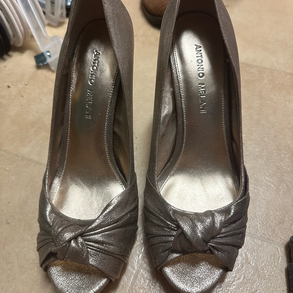 Antonio Melani size 9 gold heels 3 1/2” dry good condition - Picture 1 of 8